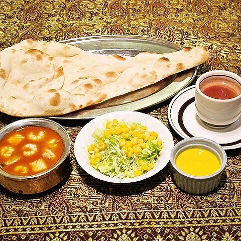 Indian set meal with naan, curry and sides
